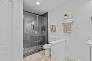 تجهيزات دش، مجففات شعر، مناشف، صابون