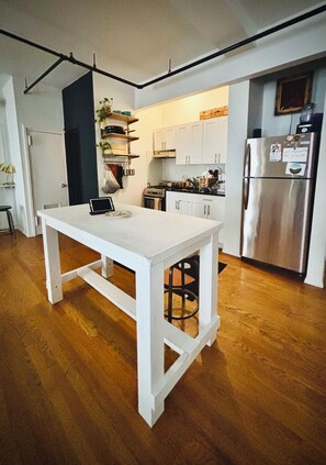 Fridge, oven, stovetop, coffee/tea maker
