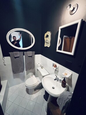 Bidet, serviettes fournies, savon, shampoing