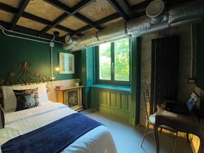 11 bedrooms, iron/ironing board, WiFi, bed sheets