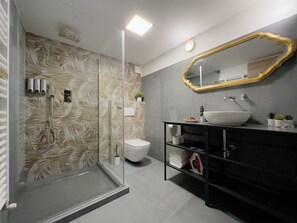Douche, séchoir à cheveux, serviettes fournies, savon