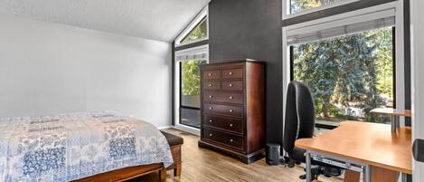 4 عدّة غرف نوم ومكتب وواي فاي مجانًا وملاءات أسرّة