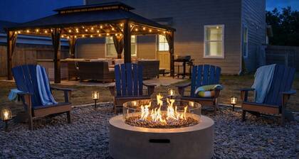 5BR Family Retreat w/ Cowboy Pool, Playground, Near Granbury, Sleeps 12