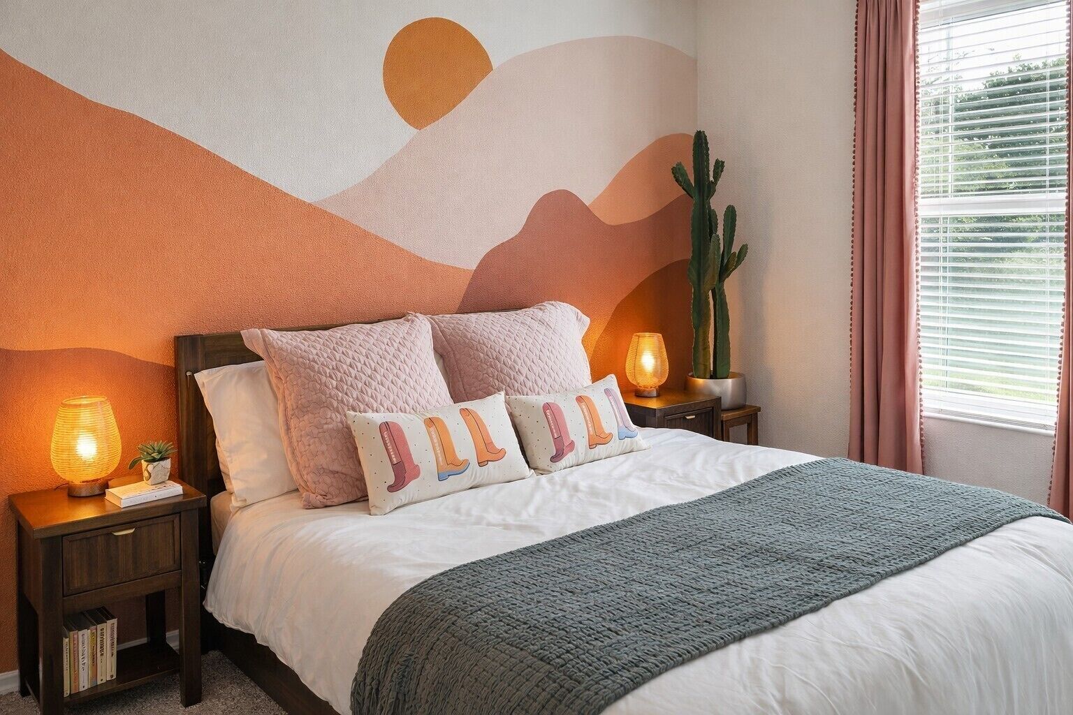 5 bedrooms, desk, iron/ironing board, travel crib