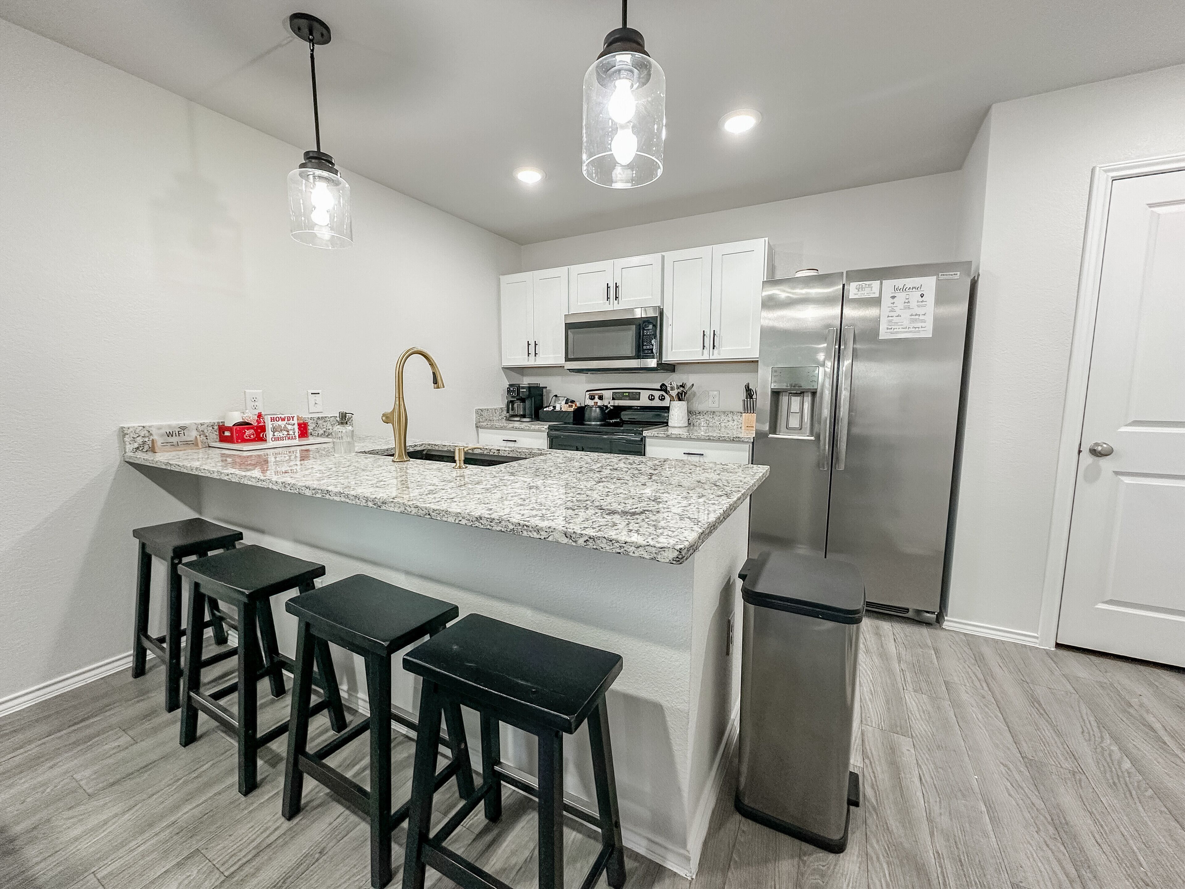 Refrigerador, microondas, horno y parrilla de estufa 