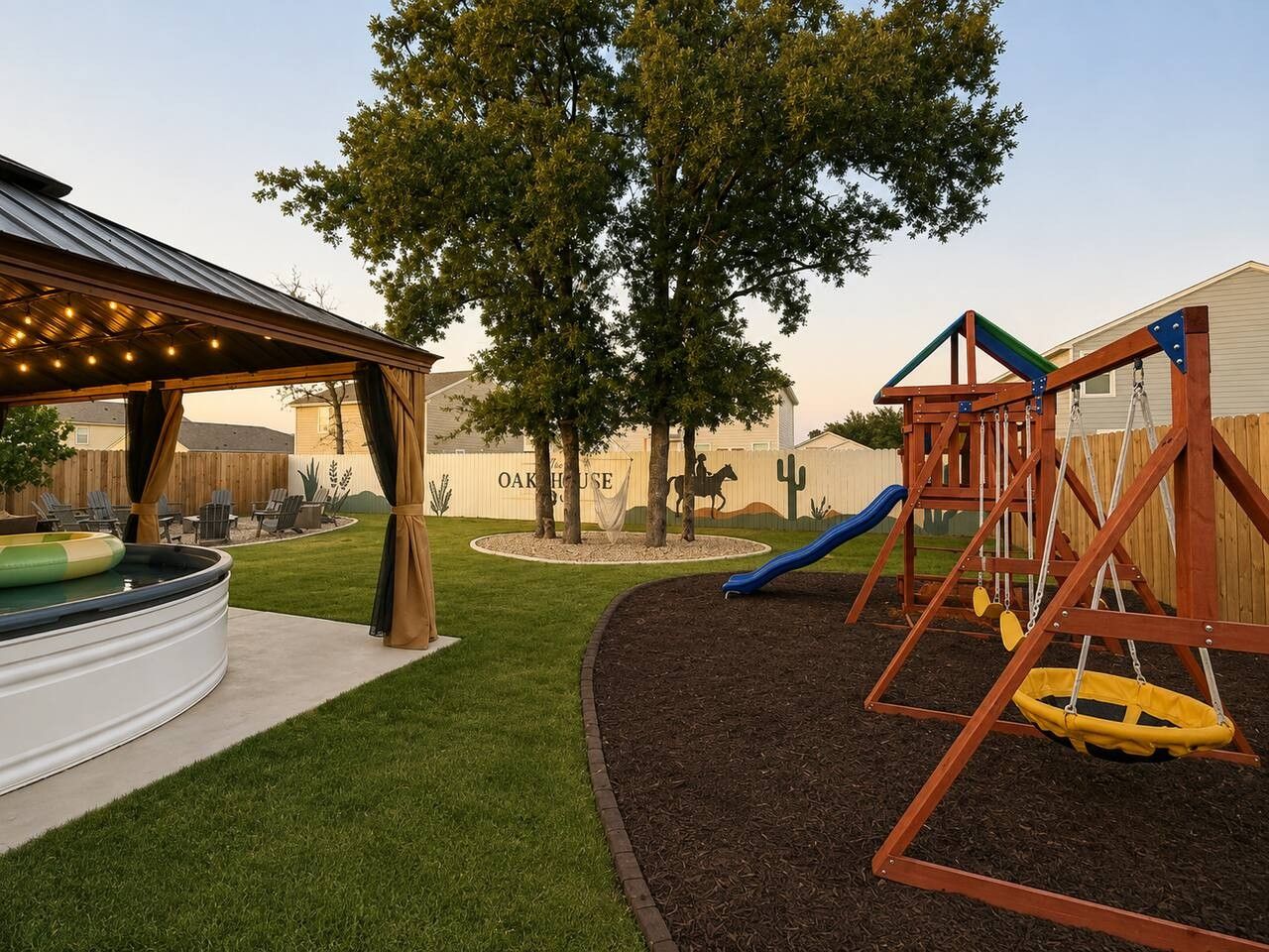 Un patio trasero con jacuzzi, un parque infantil y un porche cubierto.