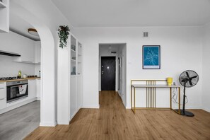 Réfrigérateur, un four, surface de cuisson, lave-vaisselle