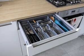 Refrigerador, horno, parrilla de estufa y cafetera y tetera 