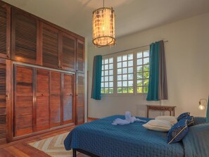 4 bedrooms, travel crib, WiFi
