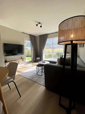 Appartement, plusieurs lits, patio, vue montagne (Castle View ) | Coin séjour | Télévision à écran plat de 42 pouces avec chaînes numériques