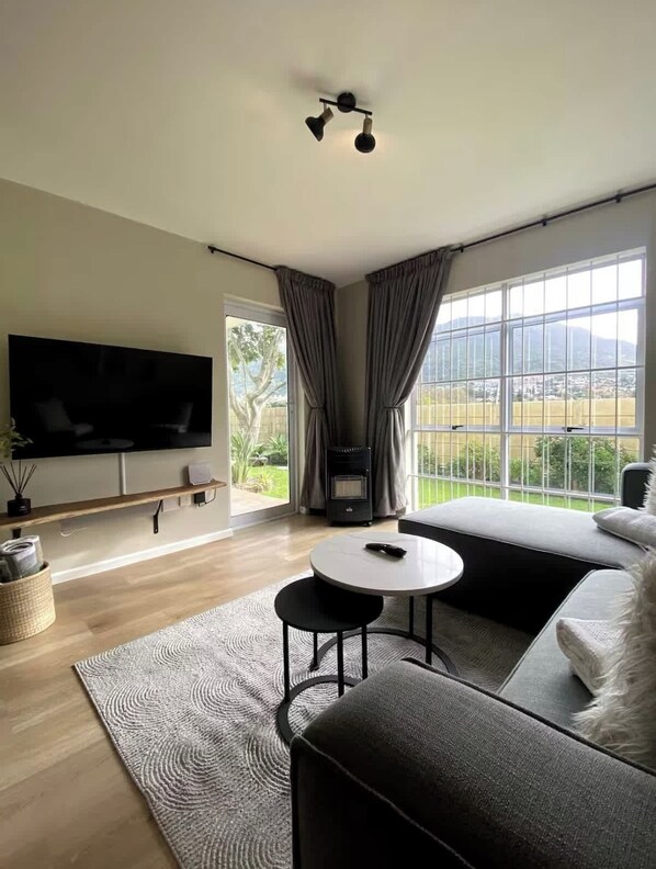 Huoneisto, useita sänkyjä, patio, vuoristonäköala (Castle View ) | Oleskelualue | 42–tuumainen taulutelevisio, jossa digitaalikanavat