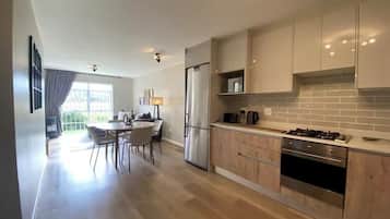 Appartement, plusieurs lits, patio, vue montagne (Castle View ) | Cuisine privée | Réfrigérateur, micro-ondes, four, plaque de cuisson