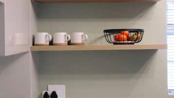 Departamento, varias camas, patio, vista a la montaña (Castle View ) | Cocina privada | Refrigerador, microondas, horno y parrilla de estufa