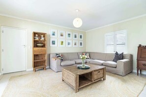 House, Multiple Beds, Pool Access, Pool View (Kawana Crescent ) | Living area