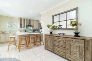 منزل - عدة أسرّة - مع إمكانية استخدام المسبح - بمنظر للمسبح (Kawana Crescent ) | مطبخ خاص | ثلاجة، ميكروويف، فرن، موقد طهي مسطح