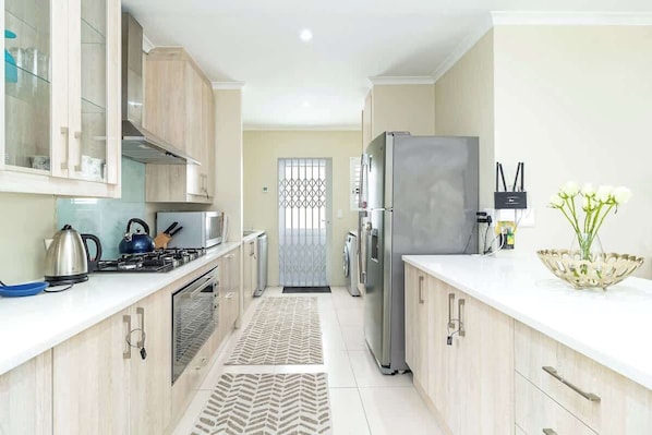 House, Multiple Beds, Pool Access, Pool View (Kawana Crescent ) | Private kitchen