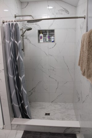 Dutxa, assecador de cabells, bidet i tovalloles 