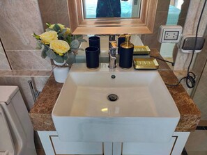 Apartment, 2 Bedrooms, Accessible, Smoking | Bathroom