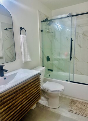 Ducha, secador de pelo, toallas y jabón