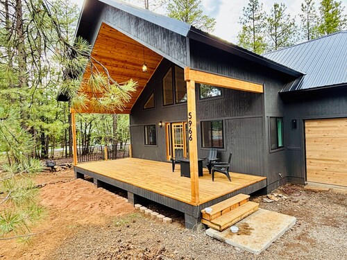 NEW modern 3 bedroom home in Pinetop Lakes Country club area. Beautiful views!
