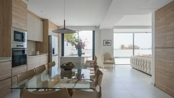 Een koelkast, een magnetron, een oven, een vaatwasser