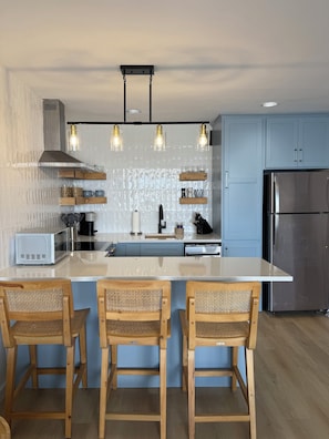 Micro-ondes, four, plaque de cuisson, lave-vaisselle
