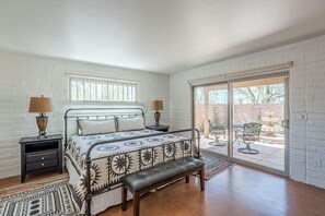 3 bedrooms, iron/ironing board, WiFi, bed sheets - Central Foothills 3 bed 3 bath Private Hacienda with Amazing Views and Pool (Tucson)