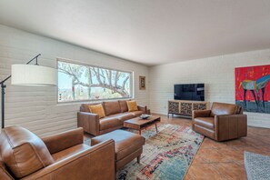 TV, fireplace - Central Foothills 3 bed 3 bath Private Hacienda with Amazing Views and Pool (Tucson)