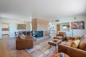 Interior - Central Foothills 3 bed 3 bath Private Hacienda with Amazing Views and Pool (Tucson)