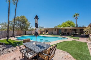Pool - Central Foothills 3 bed 3 bath Private Hacienda with Amazing Views and Pool (Tucson)