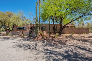 Property grounds - Central Foothills 3 bed 3 bath Private Hacienda with Amazing Views and Pool (Tucson)