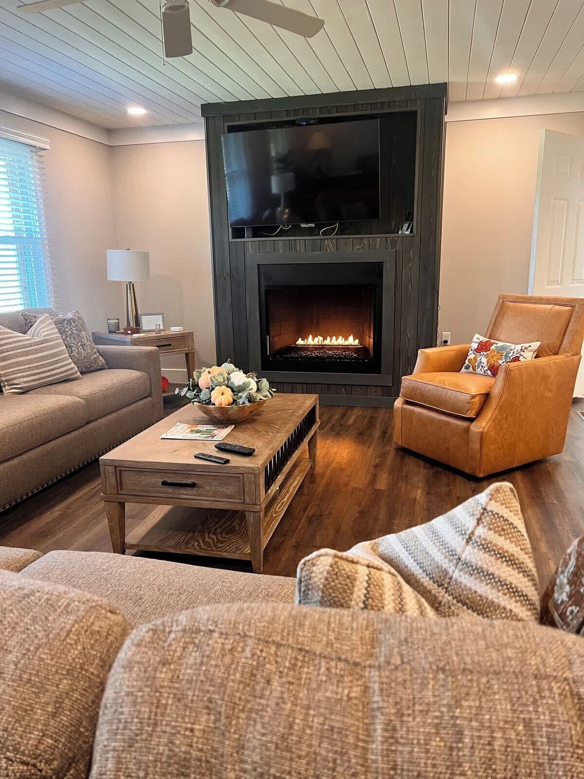 TV, fireplace, offices