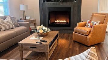 Televisión, chimenea y oficina