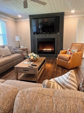 Televisión, chimenea y oficina 