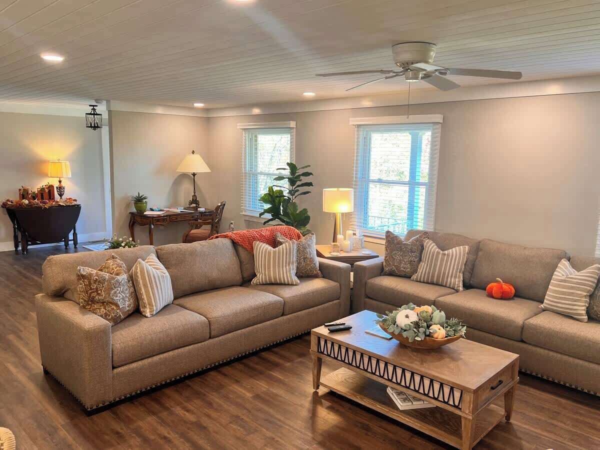 Televisión, chimenea y oficina 