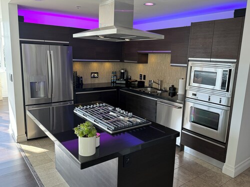 Irvine 2-bedroom condo in luxury high-rise with full amenities