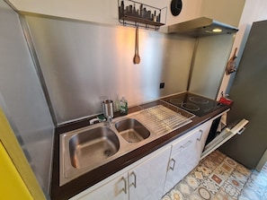 Refrigerador, horno, parrilla de estufa y cafetera y tetera