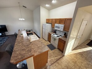 Mikrobølgeovn, ovn, kokeplater og oppvaskmaskin