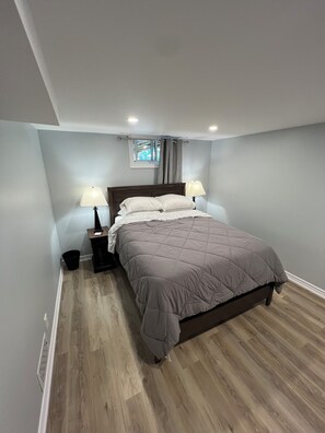 1 slaapkamer, een strijkplank/strijkijzer, wifi, beddengoed