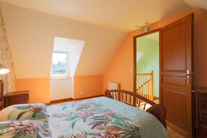 3 bedrooms, iron/ironing board, bed sheets - Holiday Home 'Le Paradis Sur Mer' with Private Terrace and Private Garden (Paimpol)