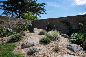 Property grounds - Holiday Home 'Le Paradis Sur Mer' with Private Terrace and Private Garden (Paimpol)