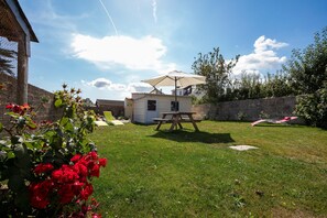 Outdoor dining - Holiday Home 'Le Paradis Sur Mer' with Private Terrace and Private Garden (Paimpol)