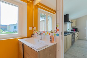 Fridge, microwave, oven, stovetop - Holiday Home 'Le Paradis Sur Mer' with Private Terrace and Private Garden (Paimpol)