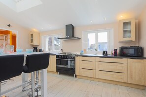 Fridge, microwave, oven, stovetop - Holiday Home 'Le Paradis Sur Mer' with Private Terrace and Private Garden (Paimpol)