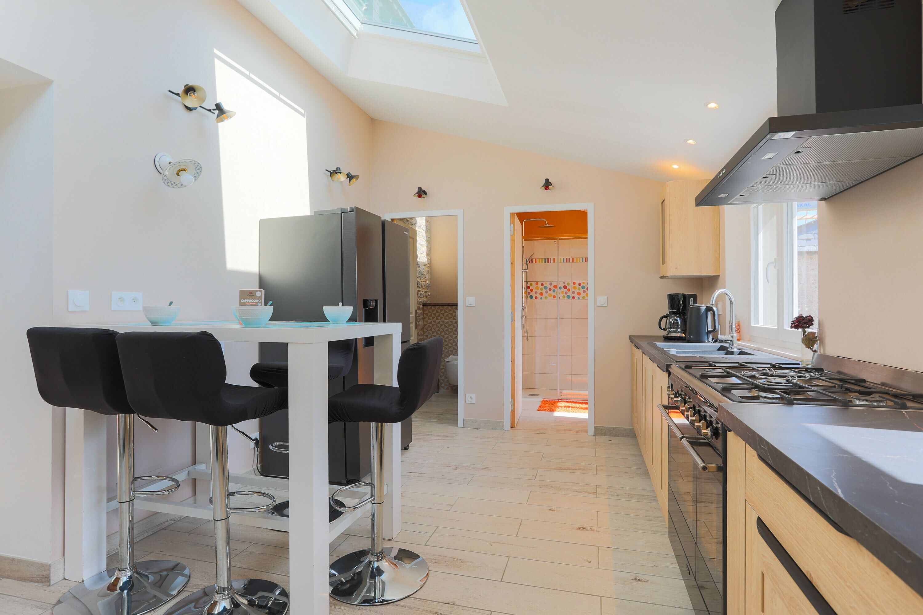 Geladeira, micro-ondas, fogão, cooktop