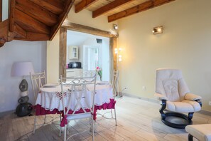 Dining - Holiday Home 'Le Paradis Sur Mer' with Private Terrace and Private Garden (Paimpol)