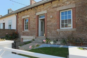 Exterior - Holiday Home 'Le Paradis Sur Mer' with Private Terrace and Private Garden (Paimpol)