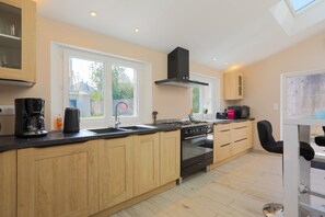 Fridge, microwave, oven, stovetop - Holiday Home 'Le Paradis Sur Mer' with Private Terrace and Private Garden (Paimpol)
