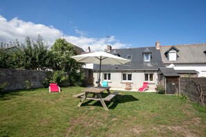 Outdoor dining - Holiday Home 'Le Paradis Sur Mer' with Private Terrace and Private Garden (Paimpol)
