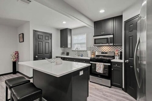 Cozy 3-Bedroom Suburban Retreat near Downtown